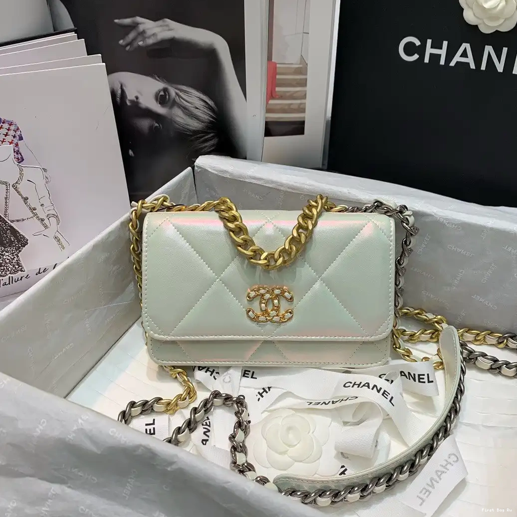 First Bag Ru CHAIN ON CHANEL19 WALLET 0523